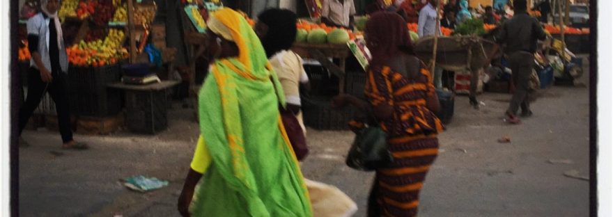 Deux femmes marchent dans une rue de Nouakchott en Mauritanie #Off2Africa 13 Frontière Mauritanie