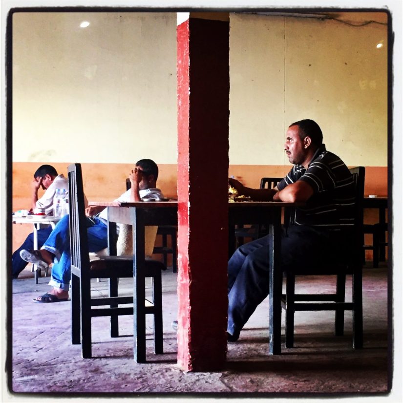 Trois hommes assis dans un café de Nouadhibou en Mauritanie #Off2Africa 14 Nouadhibou Mauritanie © Gilles Denizot 2016