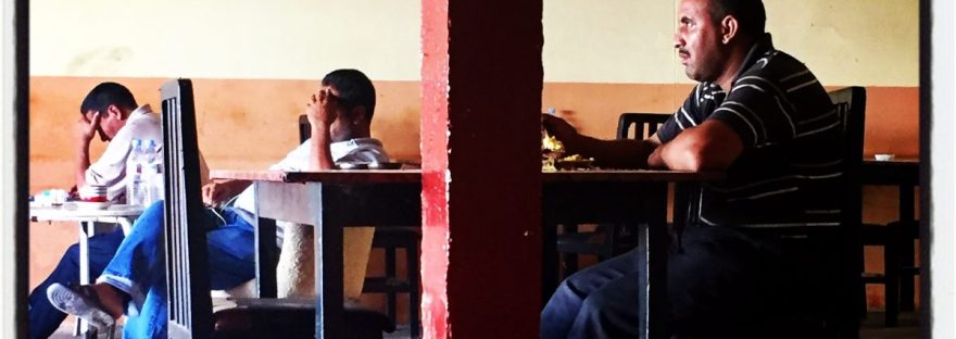 Trois hommes assis dans un café de Nouadhibou en Mauritanie #Off2Africa 14 Nouadhibou Mauritanie © Gilles Denizot 2016