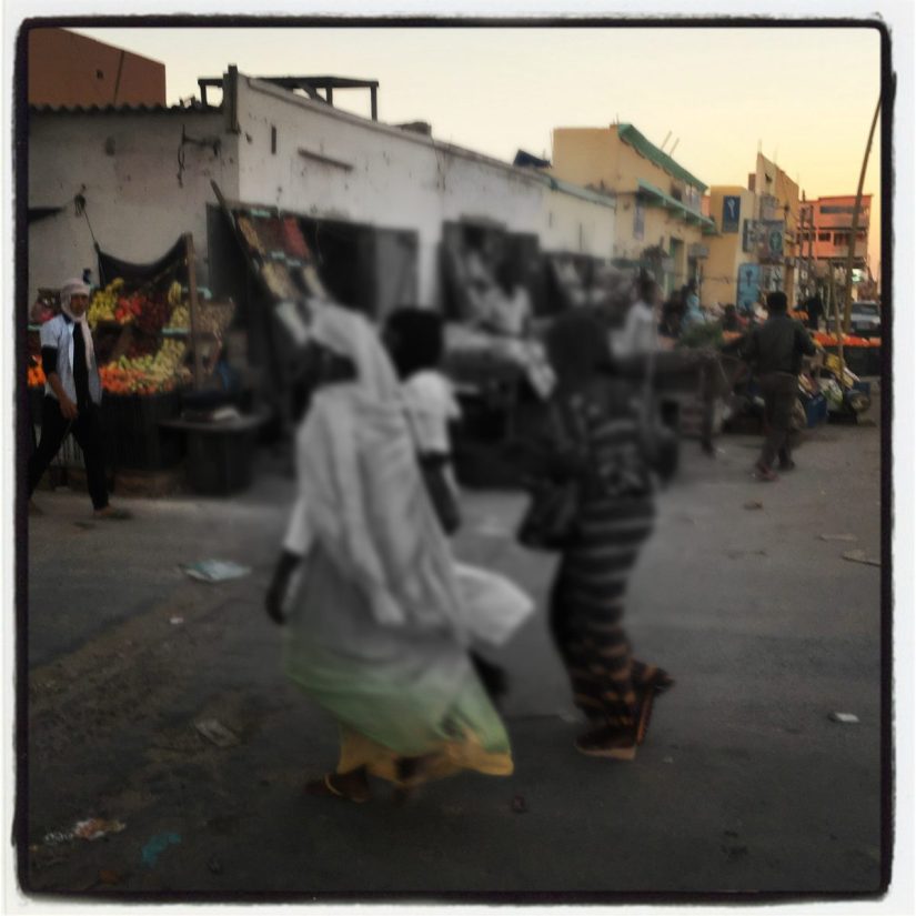 Deux femmes dans une rue, la photo est partiellement en couleurs #Off2Africa 13 Dakhla Sahara 1ʳᵉ partie © Gilles Denizot 2016