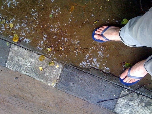 Mes pieds sur la terre mouillée de Chennai en Inde