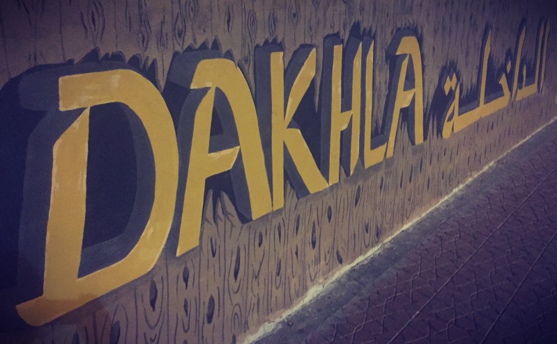 Dakhla écrit sur un mur en lettres jaunes #Off2Africa 11 Dakhla Sahara occidental © Gilles Denizot 2016