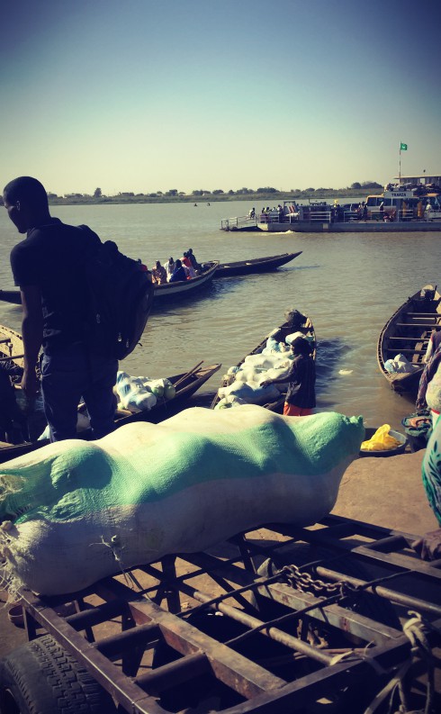 Rosso Mauritanie des pirogues chargées de marchandises et de personnes #Off2Africa 18 Nouakchott Saint-Louis © Gilles Denizot 2016