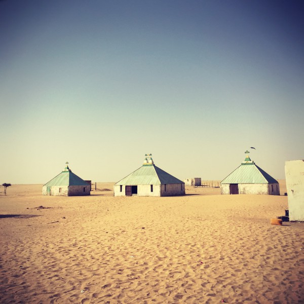 Des maisons au toit turquoise sur la route #Off2Africa 17 Nouadhibou Nouakchott Mauritanie © Gilles Denizot 2016
