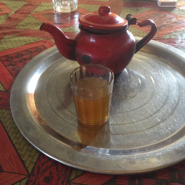 Un plateau en métal sur lequel sont posés une théière rouge et un verre de thé à la menthe #Off2Africa 14 Nouadhibou Mauritanie © Gilles Denizot 2016