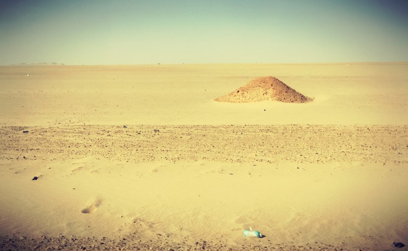 Un monticule de terre sablonneuse dans le Sahara #Off2Africa 17 Nouadhibou Nouakchott Mauritanie © Gilles Denizot 2016