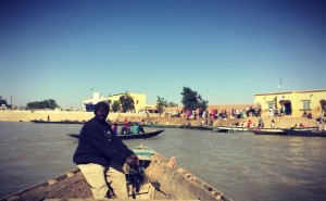 Depuis la pirogue, le passeur au 1er plan, au fond le poste frontière de Rosso Mauritanie #Off2Africa 18 Nouakchott Saint-Louis © Gilles Denizot 2016
