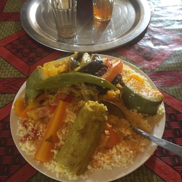 Une assiette de couscous aux légumes sur une table, un plateau avec deux verres de thé #Off2Africa 14 Nouadhibou Mauritanie © Gilles Denizot 2016