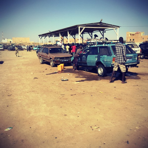 Rosso Sénégal Taxis-brousse en attente du voyageur #Off2Africa 18 Nouakchott Saint-Louis © Gilles Denizot 2016