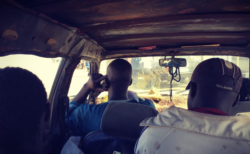 À bord du taxi-brousse en direction de Saint-Louis, le chauffeur parle au téléphone #Off2Africa 18 Nouakchott Saint-Louis © Gilles Denizot 2016