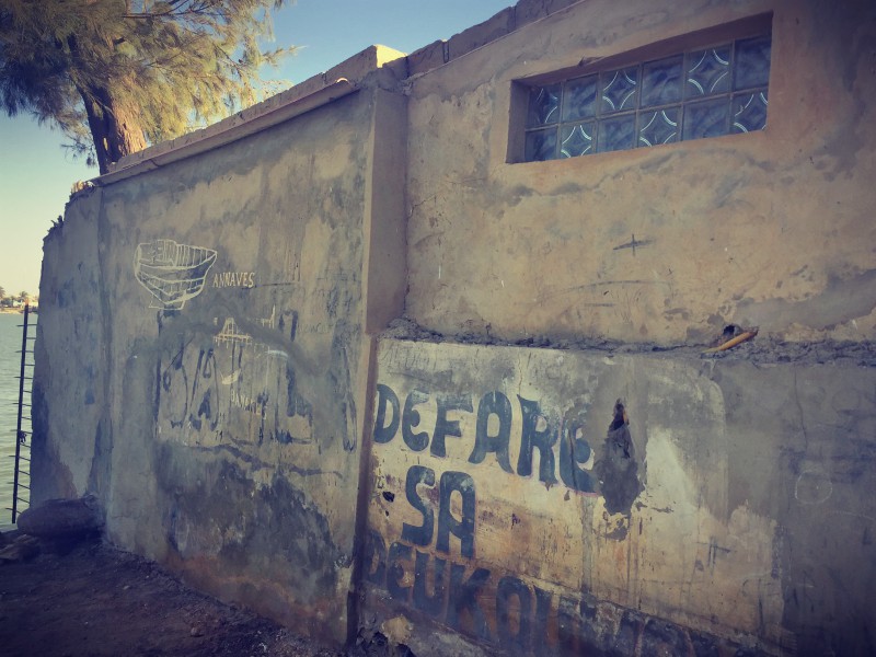 Un mur et des graffitis au bord du Fleuve Sénégal #Off2Africa 19 Saint-Louis Sénégal © Gilles Denizot 2016