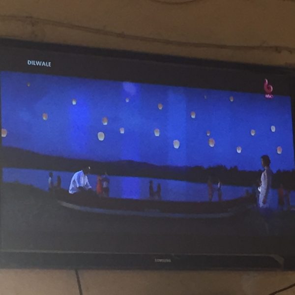 Un écran de télévision dans un boui-boui de Nouadhibou. On voit une image de Dilwale, film de Bollywood #Off2Africa 14 Nouadhibou Mauritanie © Gilles Denizot 2016