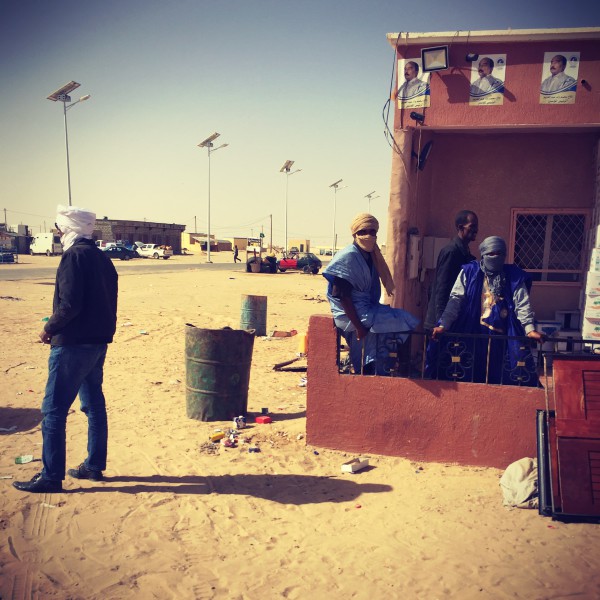 Voyageurs sur une halte de route #Off2Africa 17 Nouadhibou Nouakchott Mauritanie © Gilles Denizot 2016