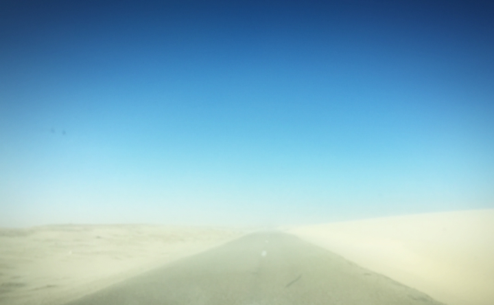 Une route ensablée traverse le désert du Sahara #Off2Africa 13 Dakhla Sahara © Gilles Denizot 2016