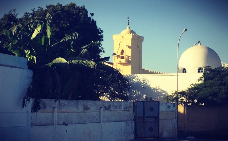 Une mosquée blanche et son minaret #Off2Africa 19 Saint-Louis Sénégal © Gilles Denizot 2016