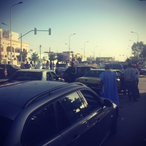 Taxis en attente dans une rue de Nouakchott #Off2Africa 17 Nouadhibou Nouakchott Mauritanie © Gilles Denizot 2016