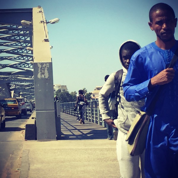 Des personnes marchent sur le Pont Faidherbe #Off2Africa 18 Nouakchott Saint-Louis © Gilles Denizot 2016