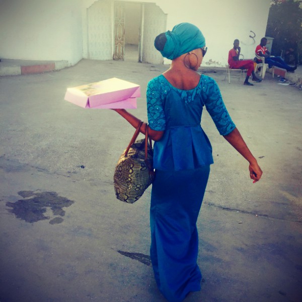 Scène de rue à Nouakchott, une femme vêtue de bleu porte une boite rose en carton #Off2Africa 17 Nouadhibou Nouakchott Mauritanie © Gilles Denizot 2016