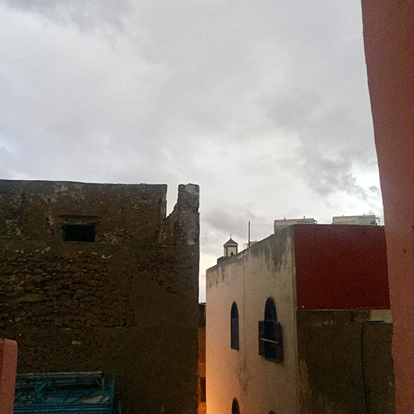 Bâtiments de la médina d'Essaouira au Maroc sur ciel gris et nuageux © Gilles Denizot 2016