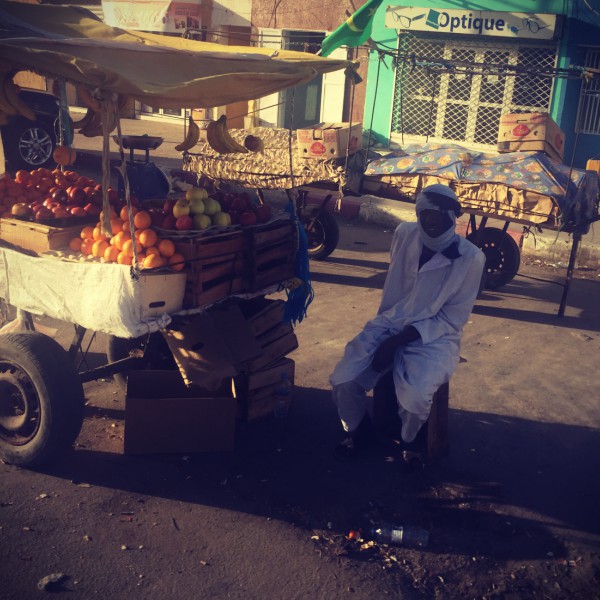 Scène de rue à Nouakchott, un vendeur de fruits et sa charrette étal #Off2Africa 17 Nouadhibou Nouakchott Mauritanie © Gilles Denizot 2016
