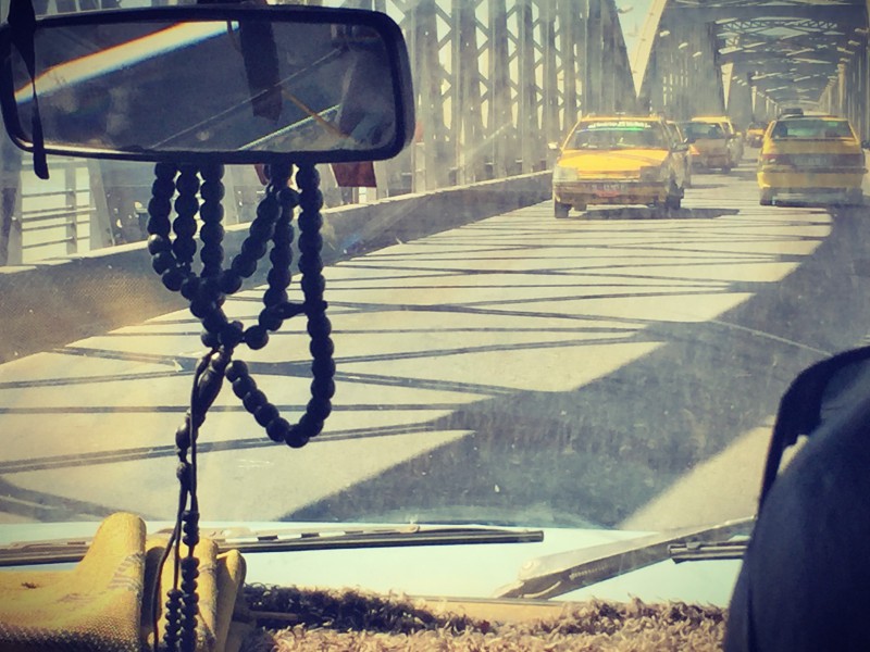 Sur le Pont Faidherbe, depuis le taxi, en face d'autres taxis jaunes #Off2Africa 18 Nouakchott Saint-Louis © Gilles Denizot 2016
