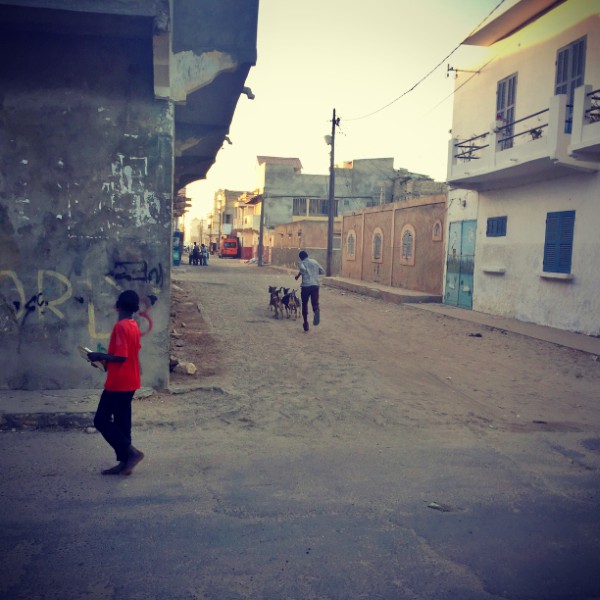 Des enfants jouent dans une rue ensablée #Off2Africa 19 Saint-Louis Sénégal © Gilles Denizot 2016