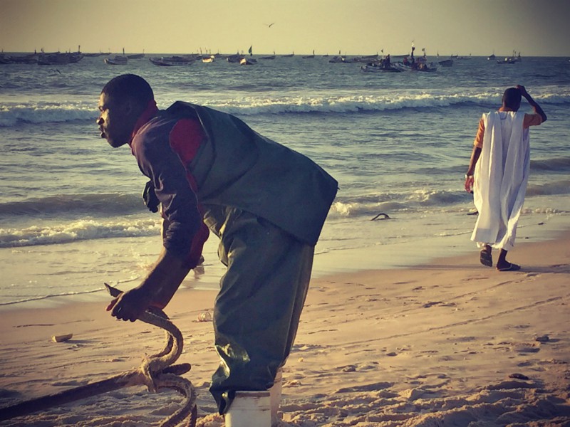 Scène sur le rivage à Nouakchott, barques, à gauche un pêcheur, à droite un homme qui marche #Off2Africa 17 Nouadhibou Nouakchott © Gilles Denizot 2016