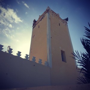 Minaret de mosquée sur ciel bleu #Off2Africa 9 Tan-Tan Tarfaya Maroc © Gilles Denizot 2016
