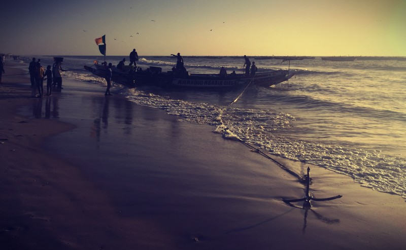 Une barque de pêcheurs s'élance sur l'eau #Off2Africa 17 Nouadhibou Nouakchott © Gilles Denizot 2016