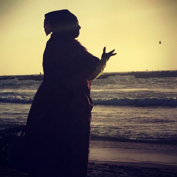 Une Mère Courage, mains tendues, regarde une barque qui s'élance sur l'eau #Off2Africa 17 Nouadhibou Nouakchott © Gilles Denizot 2016