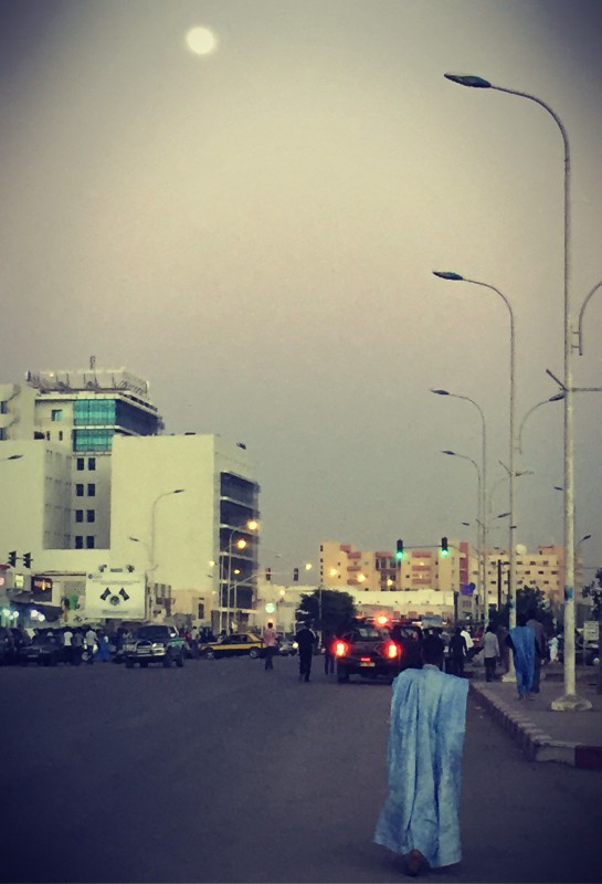 Scène de rue au crépuscule à Nouakchott, un homme vêtu d'un drââ sur la droite #Off2Africa 17 Nouadhibou Nouakchott