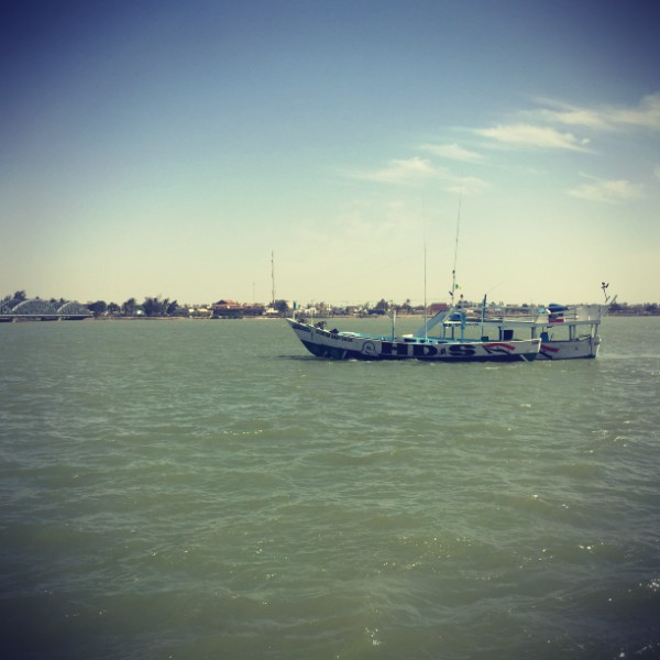 Un bateau vogue sur le fleuve Sénégal #Off2Africa 20 Saint-Louis Sénégal © Gilles Denizot 2016