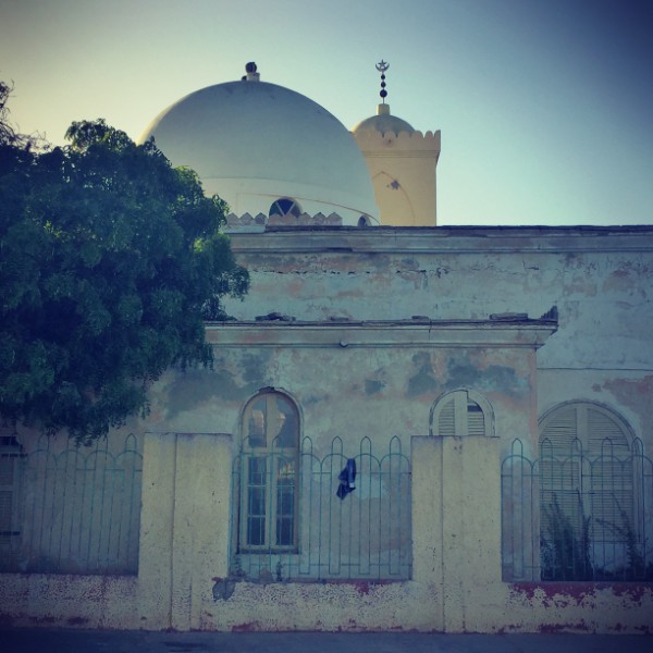 Façade décrépie d'une mosquée #Off2Africa 21 Saint-Louis Sénégal © Gilles Denizot 2016