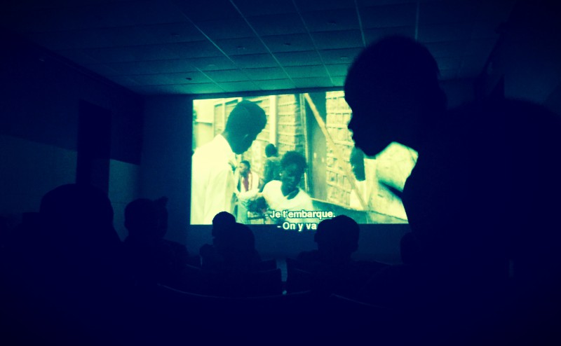 Durant la projection de la Petite Vendeuse de Soleil à l'Institut français, une silhouette devant l'écran #Off2Africa 20 Saint-Louis Sénégal © Gilles Denizot 2016