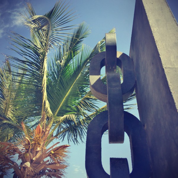 Détail des chaînes de la sculpture qui commémore l'esclavage, un palmier et le ciel #Off2Africa 20 Saint-Louis Sénégal © Gilles Denizot 2016