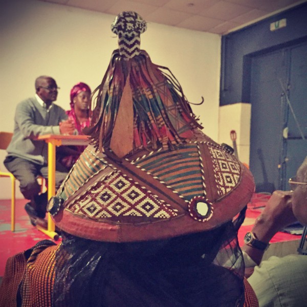 Un chapeau africain d'ordinaire réservé aux hommes coiffe la fille de l'écrivain célébré #Off2Africa 22 Saint-Louis Sénégal © Gilles Denizot 2016