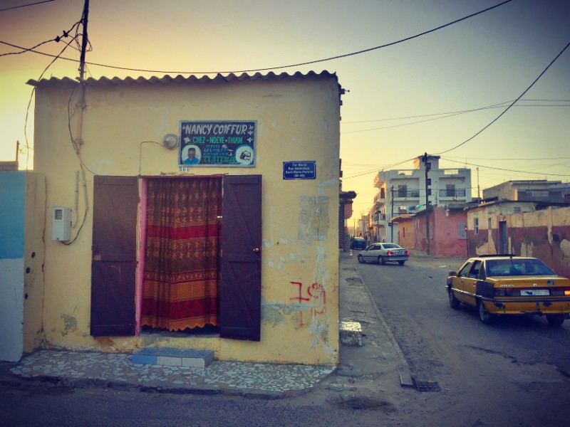 Au coin d'une rue, le salon Nancy Coiffur (sic) est ouvert #Off2Africa 21 Saint-Louis Sénégal © Gilles Denizot 2016