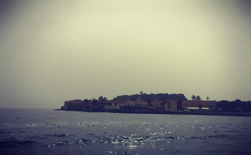 L'île de Gorée au loin, depuis la chaloupe #Off2Africa 29 Gorée Sénégal © Gilles Denizot 2016