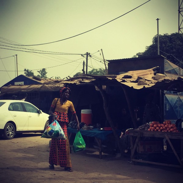 Une femme porte des sacs de provisions achetées au bord de la route #Off2Africa 31 M'bour Sénégal © Gilles Denizot 2016