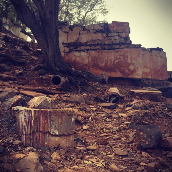 Vielles pierres avec traces de peinture, un arbre et un mur détruit #Off2Africa 29 Gorée Sénégal © Gilles Denizot 2016