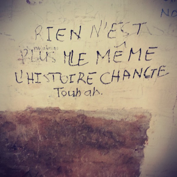 Sur un mur, un graffiti dit Rien n'est plus le même, l'histoire change, toubab #Off2Africa 29 Gorée Sénégal © Gilles Denizot 2016