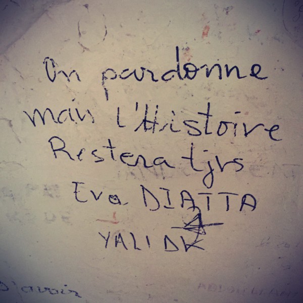 Sur un mur, un graffiti dit : On pardonne mais l'Histoire restera toujours #Off2Africa 29 Gorée Sénégal © Gilles Denizot 2016