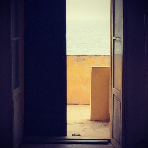 Ouverture sur murs jaunes et la mer #Off2Africa 29 Gorée Sénégal © Gilles Denizot 2016