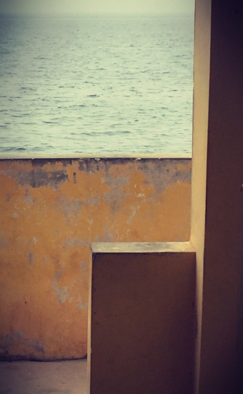 Vue sur deux murets jaunes et la mer #Off2Africa 29 Gorée Sénégal © Gilles Denizot 2016