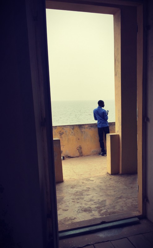 Un jeune homme sur le balcon face à la mer #Off2Africa 29 Gorée Sénégal © Gilles Denizot 2016
