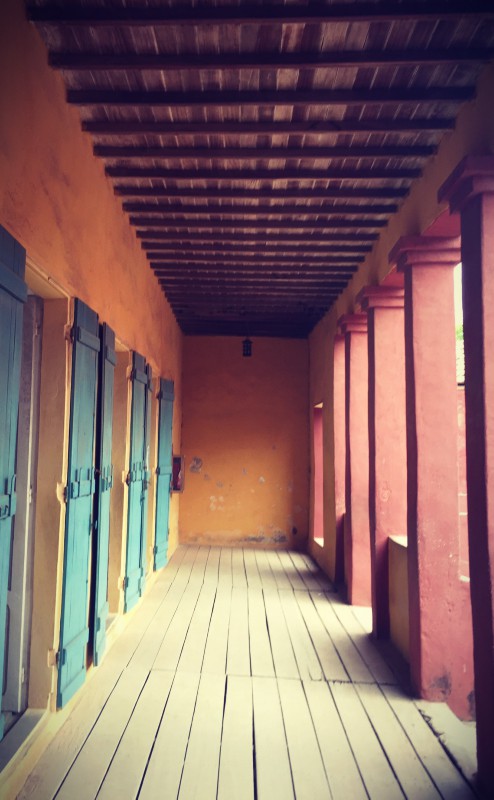 Enfilade de portes bleues, murs jaunes, bois au sol et au plafond #Off2Africa 29 Gorée Sénégal © Gilles Denizot 2016