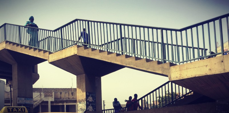 Un grand escalier au-dessus d'une route et des personnes qui l'empruntent #Off2Africa 39 Dakar Sénégal © Gilles Denizot 2017