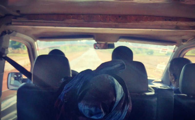 Dans le taxi en direction de Bissau #Off2África 49 Ziguinchor Bissau © Gilles Denizot 2017