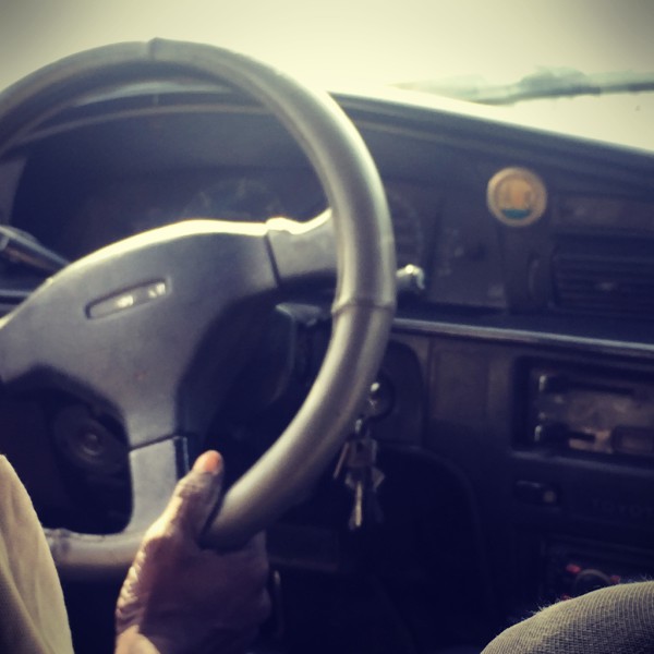 Volant du taxi et un médaillon á droite #Off2Africa 39 Dakar Sénégal © Gilles Denizot 2017