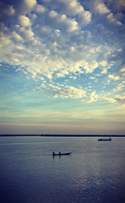 Des pirogues sur le fleuve Casamance, mer de nuages dans le ciel #Off2Africa 46 Ziguinchor Casamance Sénégal © Gilles Denizot 2017